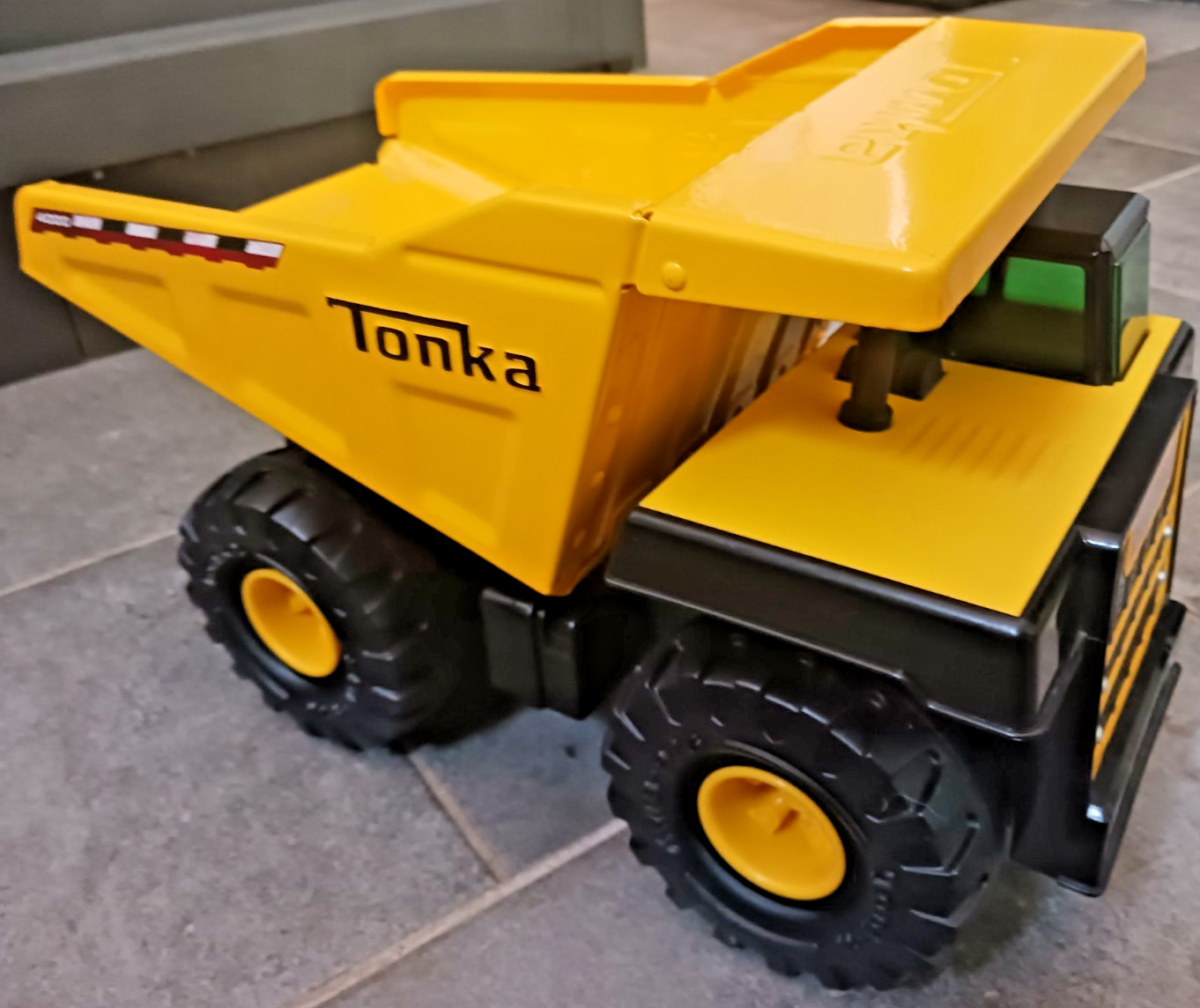 MINT Collector Tonka 4000 Dump Truck 2009 Pressed Steel C-239A Time Capsule