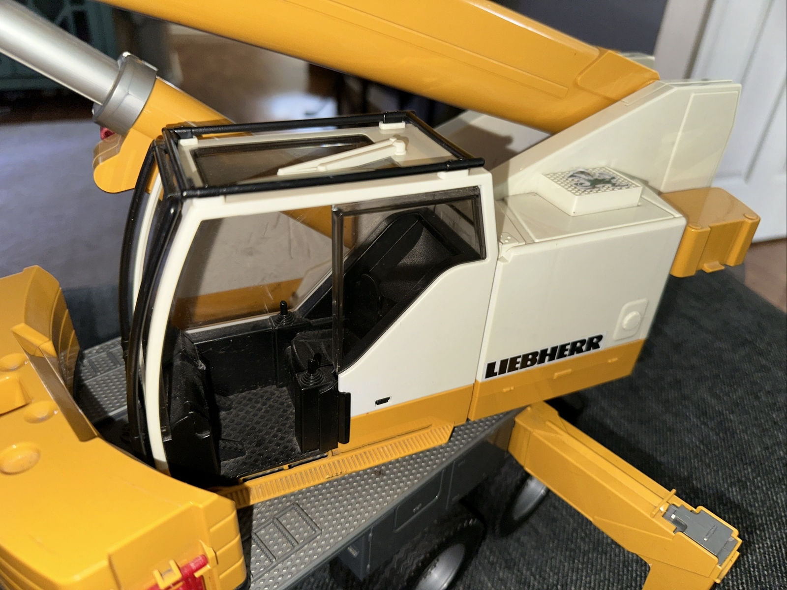 Bruder 1/16 Scania Super 560R Liebherr Crane Truck 03571
