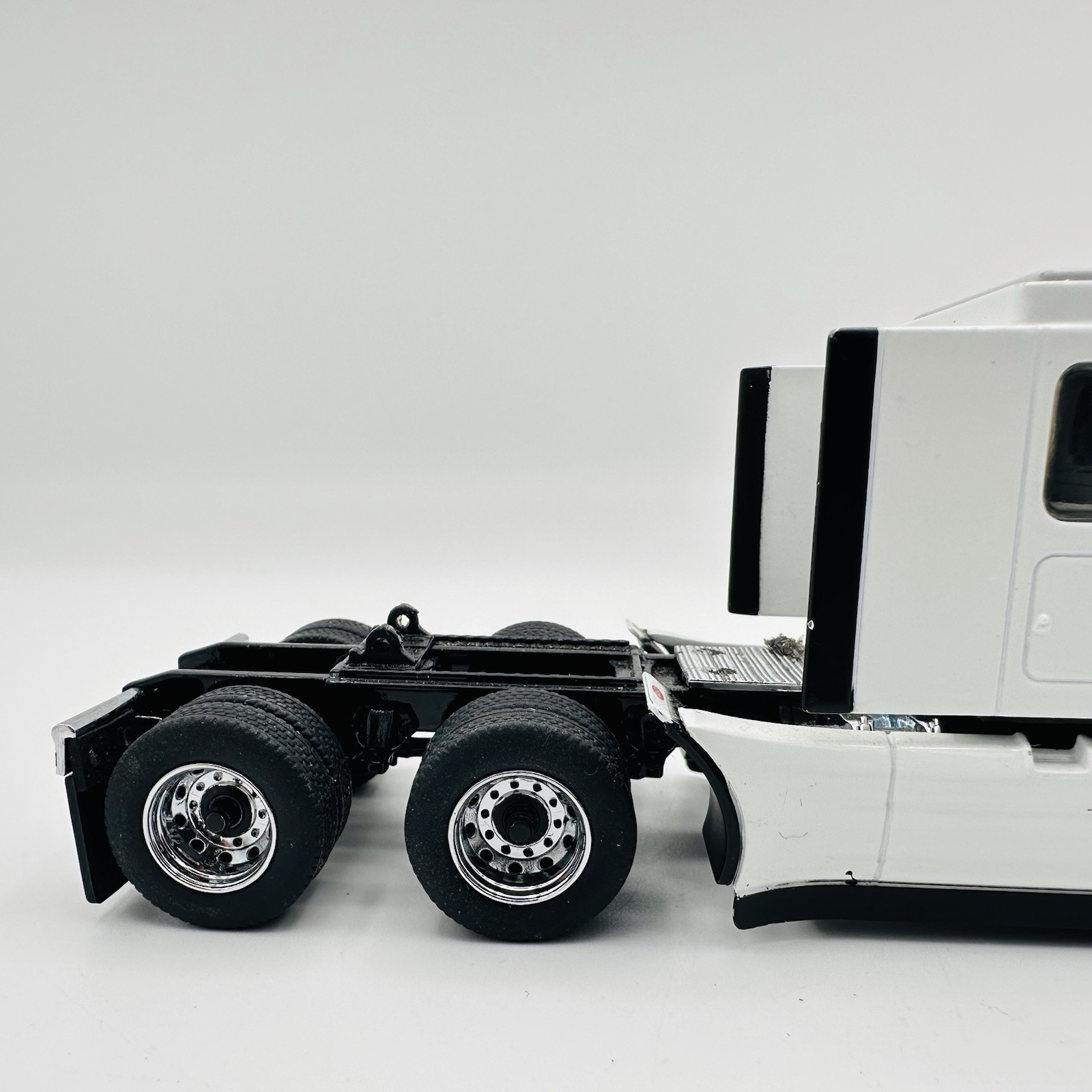 Die-cast Masters 71072 Peterbilt 579 Ultraloft Tractor – White 1/50 (Read Des)
