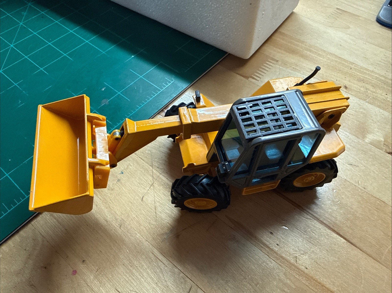 JOAL 245 JCB 525-58 Telescoping Wheel Loader 1:35 Scale