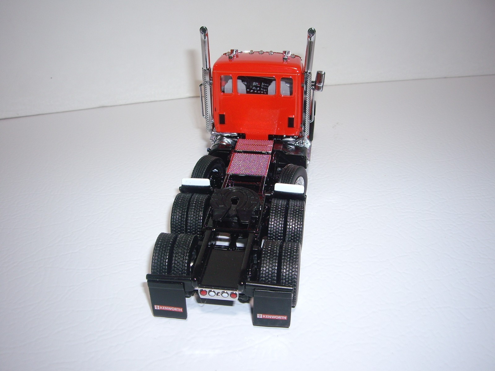 DIECAST MASTERS 1/50 RED TRI-AXLE KW T880 DAYCAB&TRI-AXLE LOWBOY W/T D11R DOZER