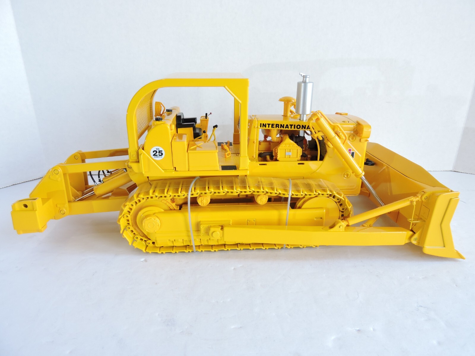 2002 VINTAGE First Gear IH TD-25 Crawler with Ripper 1/25th Scale Replica NIB