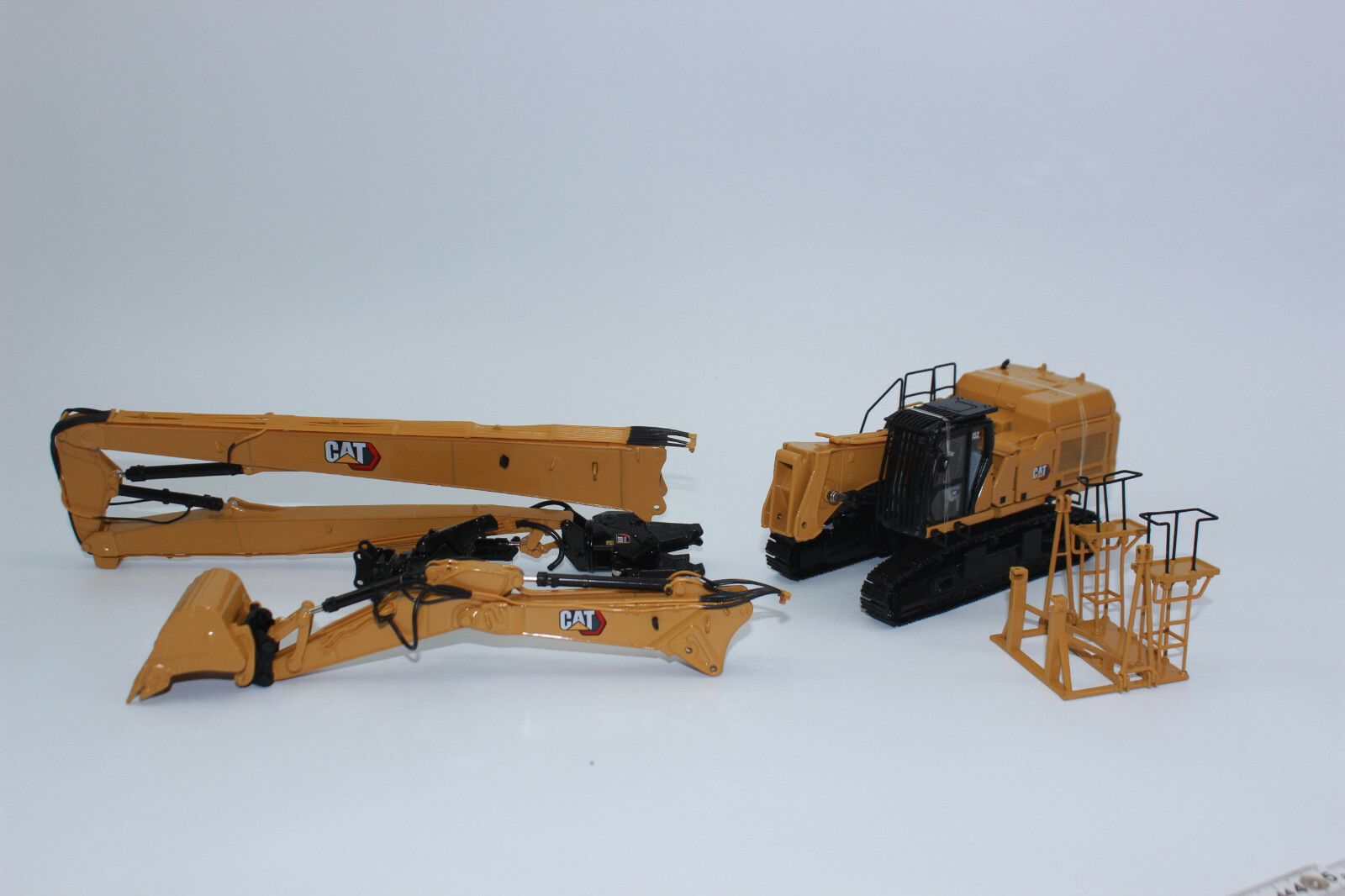 Diecast Master 85663 Cat 352 UHD Caterpillar Demolition Excavator Next Gen 1:50