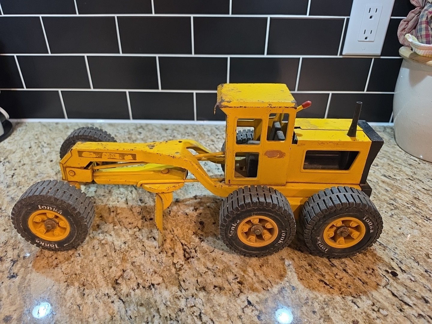 Tonka Roader Grader 1969/70 USED Condition 17 Inches Long Real Rubber Tires