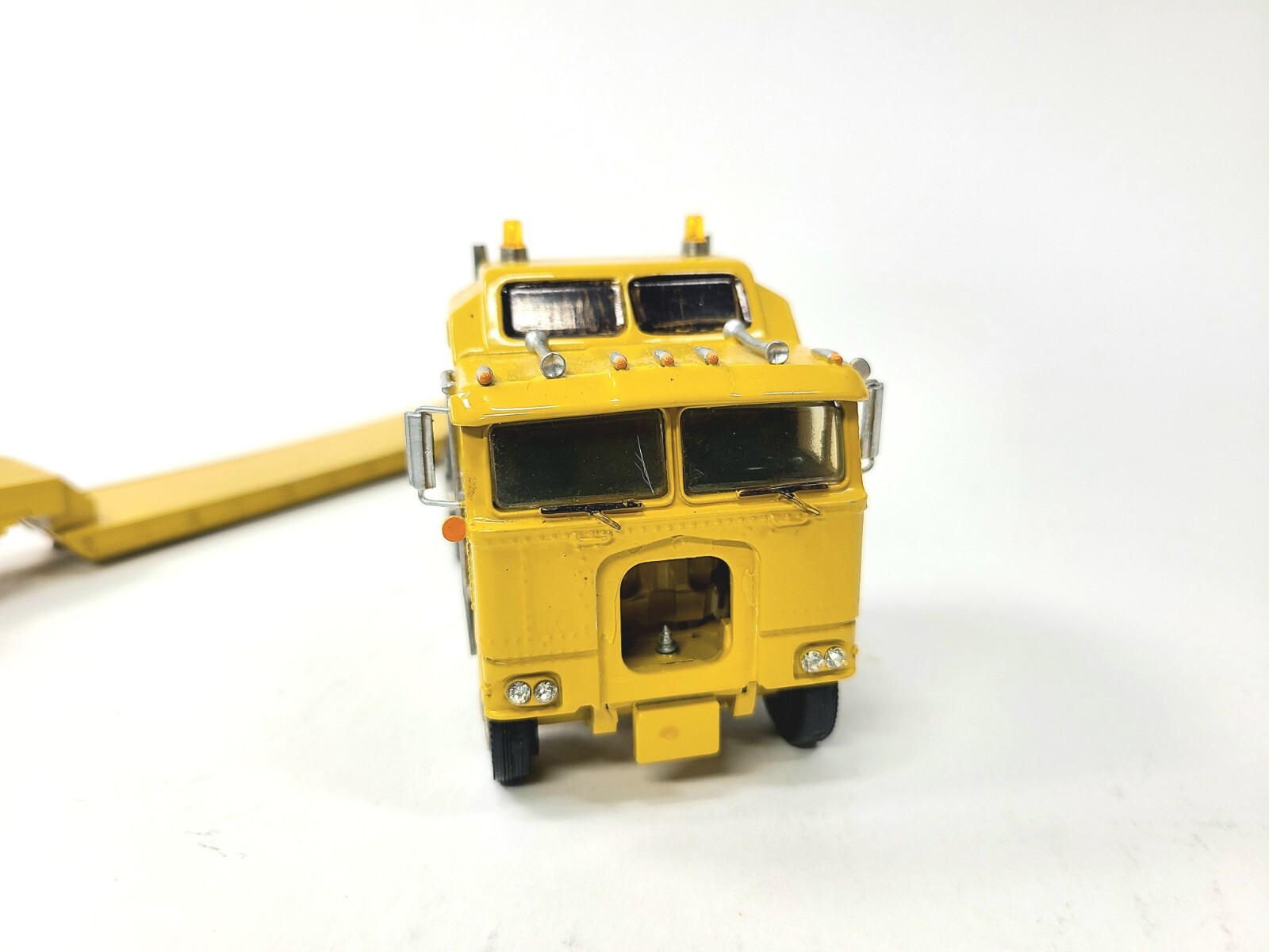Kenworth K100 6×4 Sleeper with Lowboy Trailer Yellow ASAM Smith 1:48 Scale Model