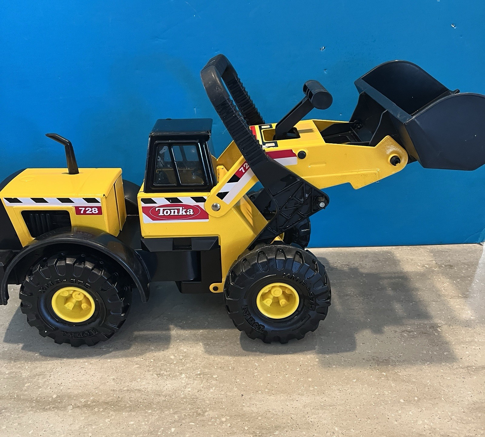 1999 Hasbro Tonka Truck “Mighty Front Loader” #728 Steel 21” inch M-7457-1 Used