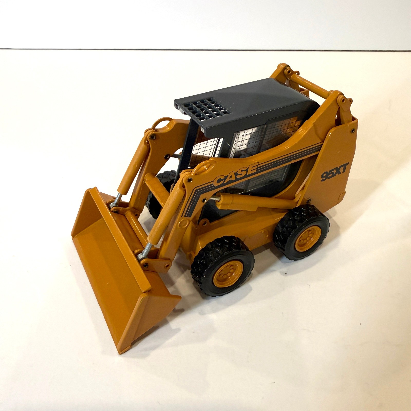 CASE 95XT “Heavy Lift” Skid Steer 1:32 Scale Model by Conrad Models