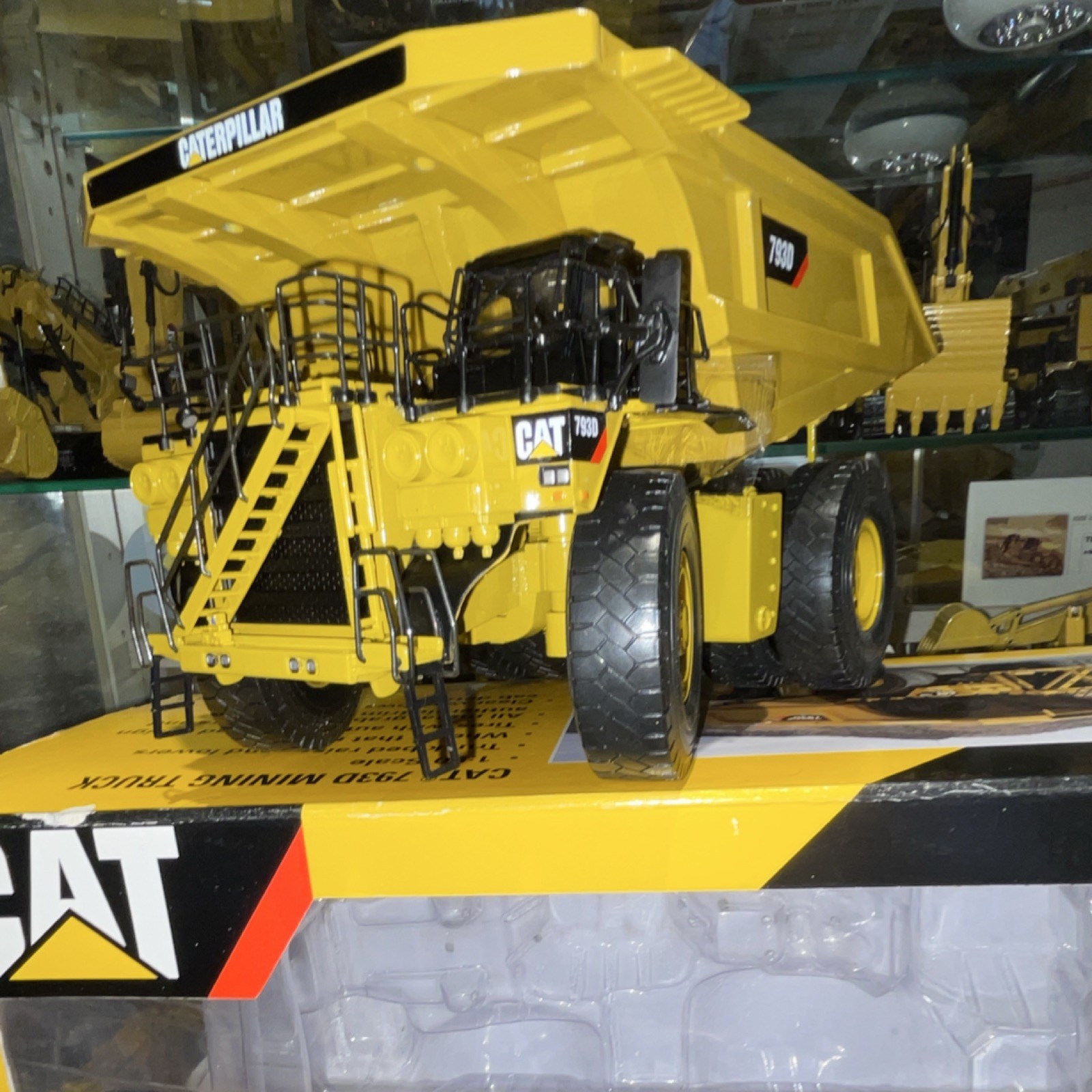 Caterpillar CAT 793D Mining Truck 1:50 Diecast Model Yellow Black