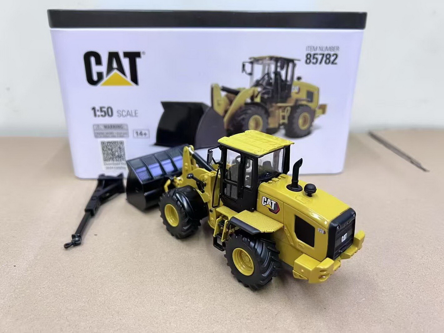Diecast Masters 1/50 Scale CAT 938 Wheel Loader Diecast Model Toy Gift 85782