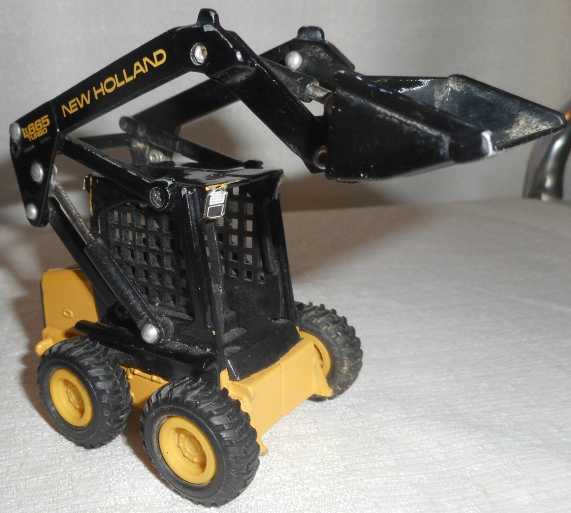 New Holland LX665 Turbo Hydraulic Skid Steer Loader Black 1:64 Scale Diecast