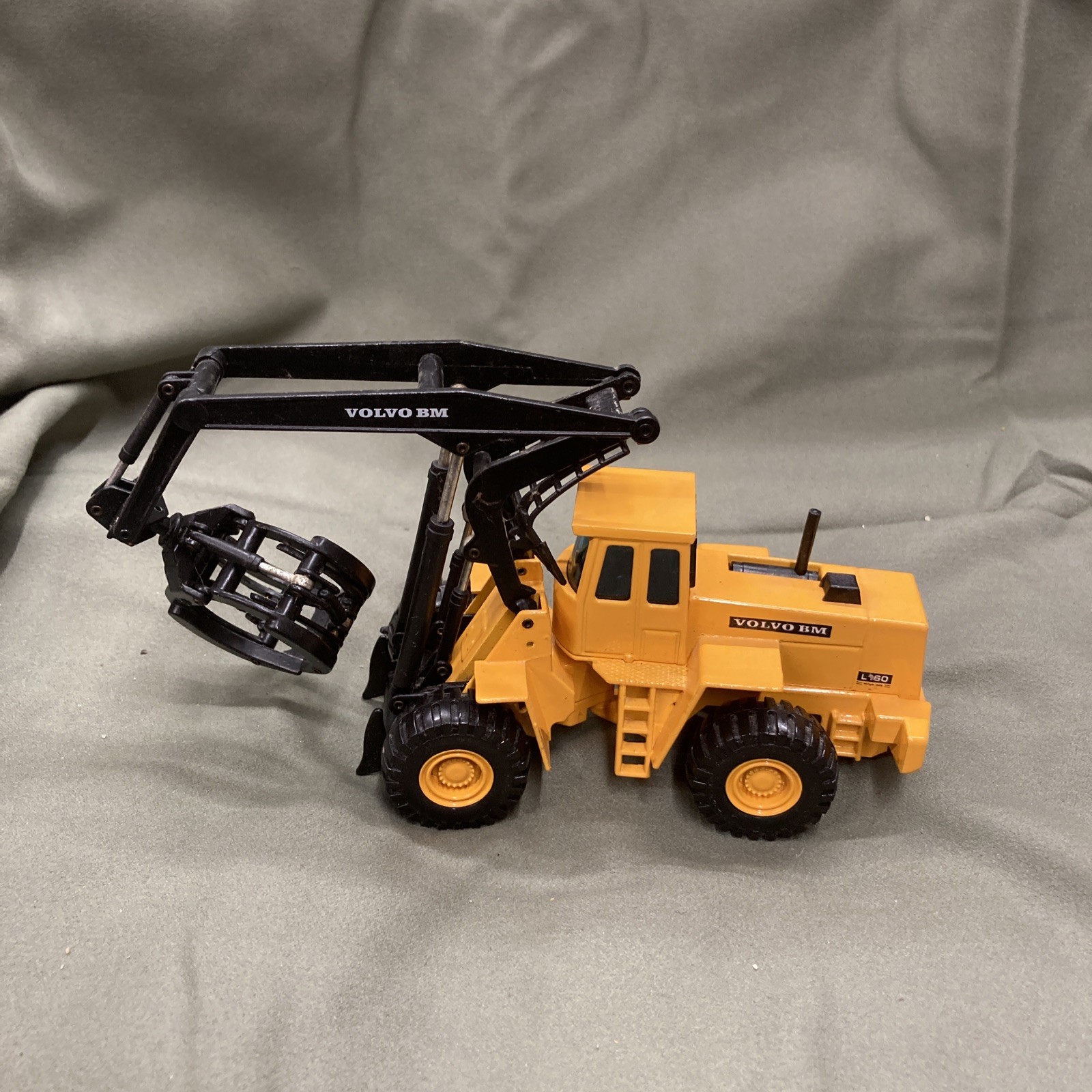 vintage Joal 1/50 Volvo BM L-160 grapple loader