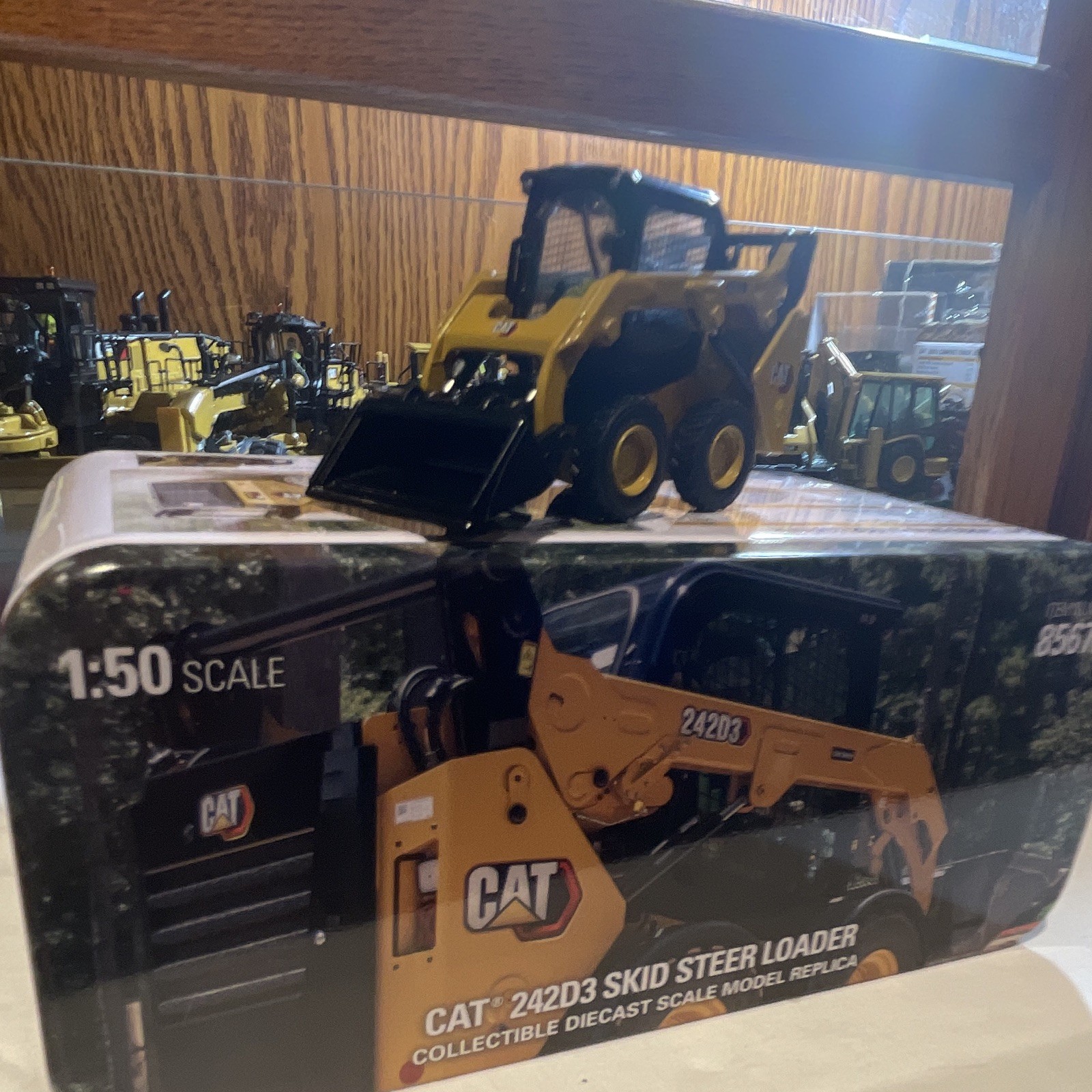 Diecast Masters High Line CAT 242D3 Skid Steer Loader Diecast 1:50 w/ Case 85676