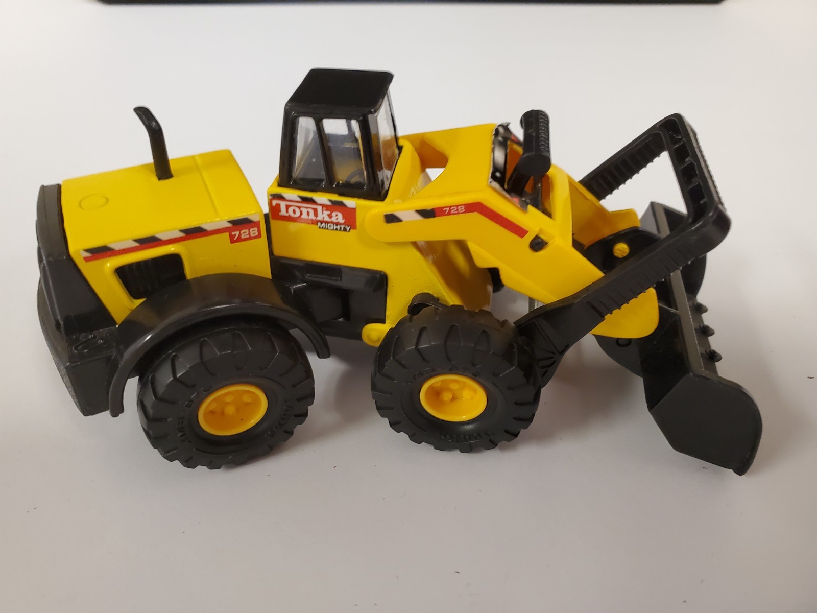 Maisto Hasbro Metal & Plastic 1998 Mighty Tonka Mini 728 Front Loader, 5.5″