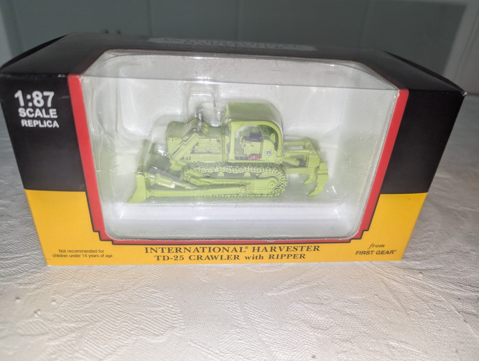 1/87 International Harvester TD-25 Crawler With Ripper Municipal Green
