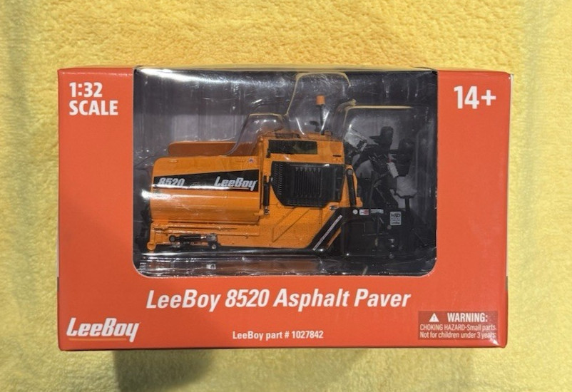 LeeBoy 8520 Asphalt Paver – Diecast Masters 1:32 Scale Diecast Model #41004 New