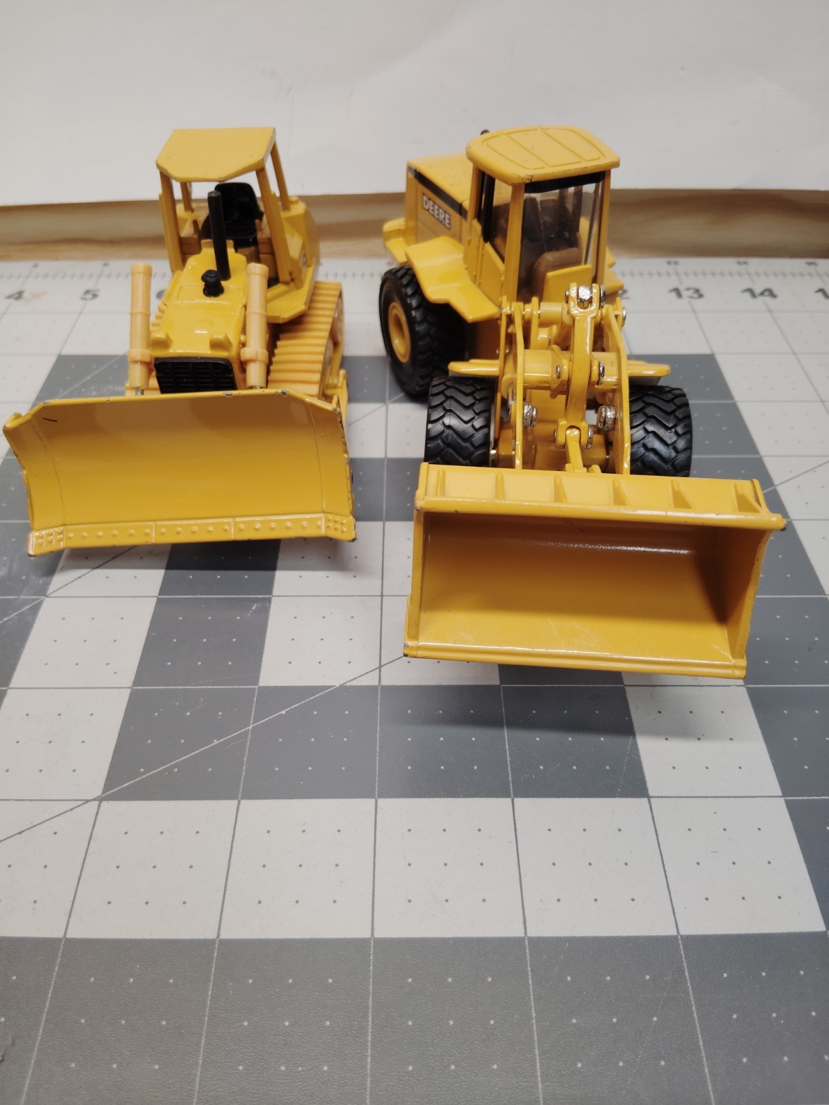 ERTL 1:50 Scale Diecast Model JOHN DEERE 850C Bulldozer And Wheel Loader