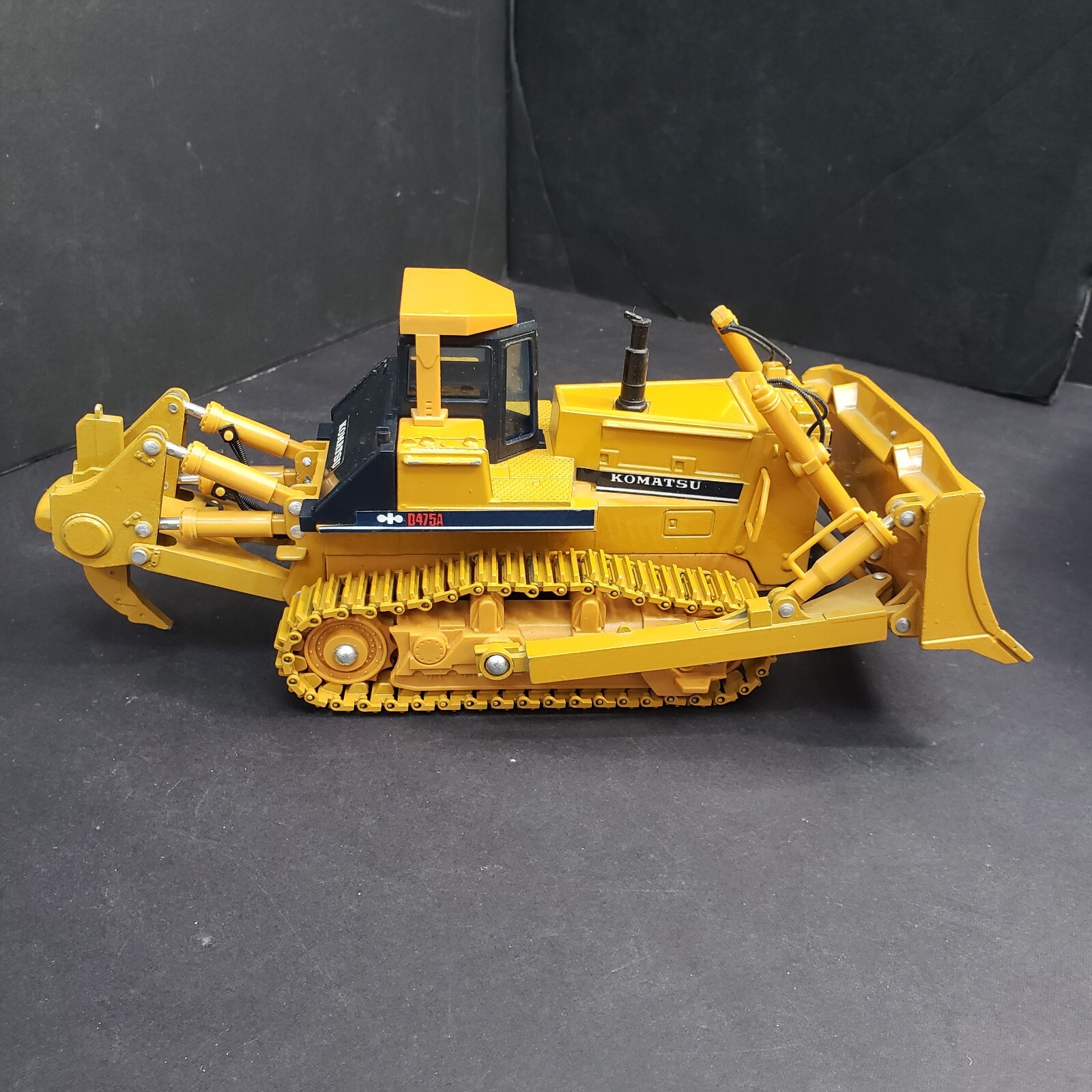 Replicars Komatsu D475A Dozer w/ Ripper – 1/50 – Goodswave #90657 In Box T41