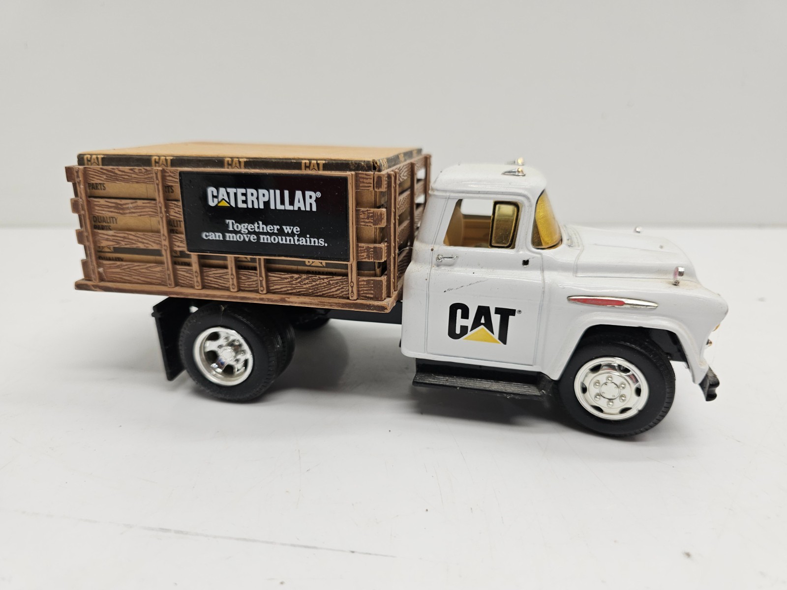 Ertl Caterpillar Truck Replica 2386G CAT Crate Bed 9 Inch White Diecast