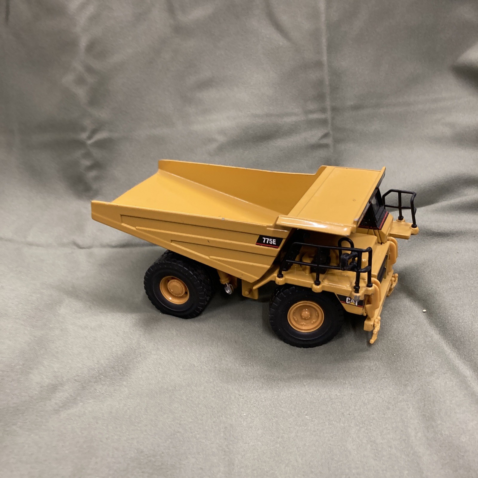 Norscot 1:64 Cat 775E Off Highway Truck Die-Cast Dump Truck
