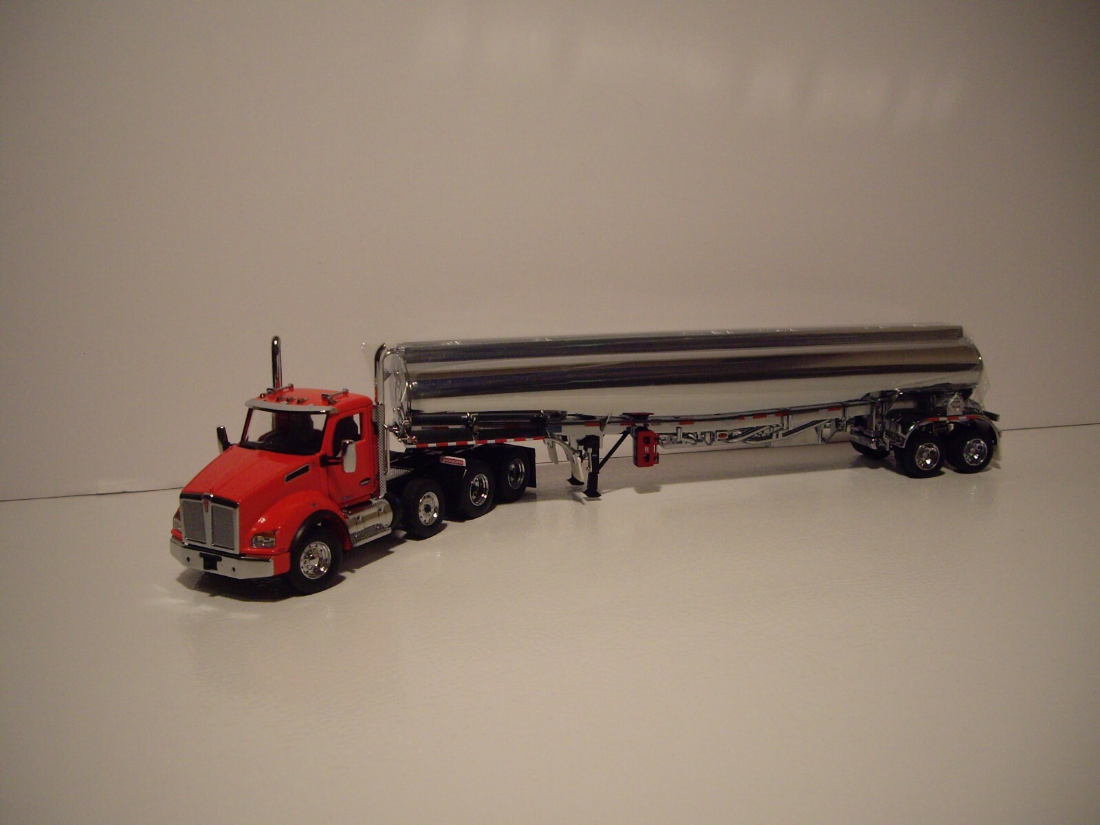 DIECAST MASTERS 1/50 RED KW T880 DAY CAB & CHROME HEIL FUEL TANKER FIRST GEAR