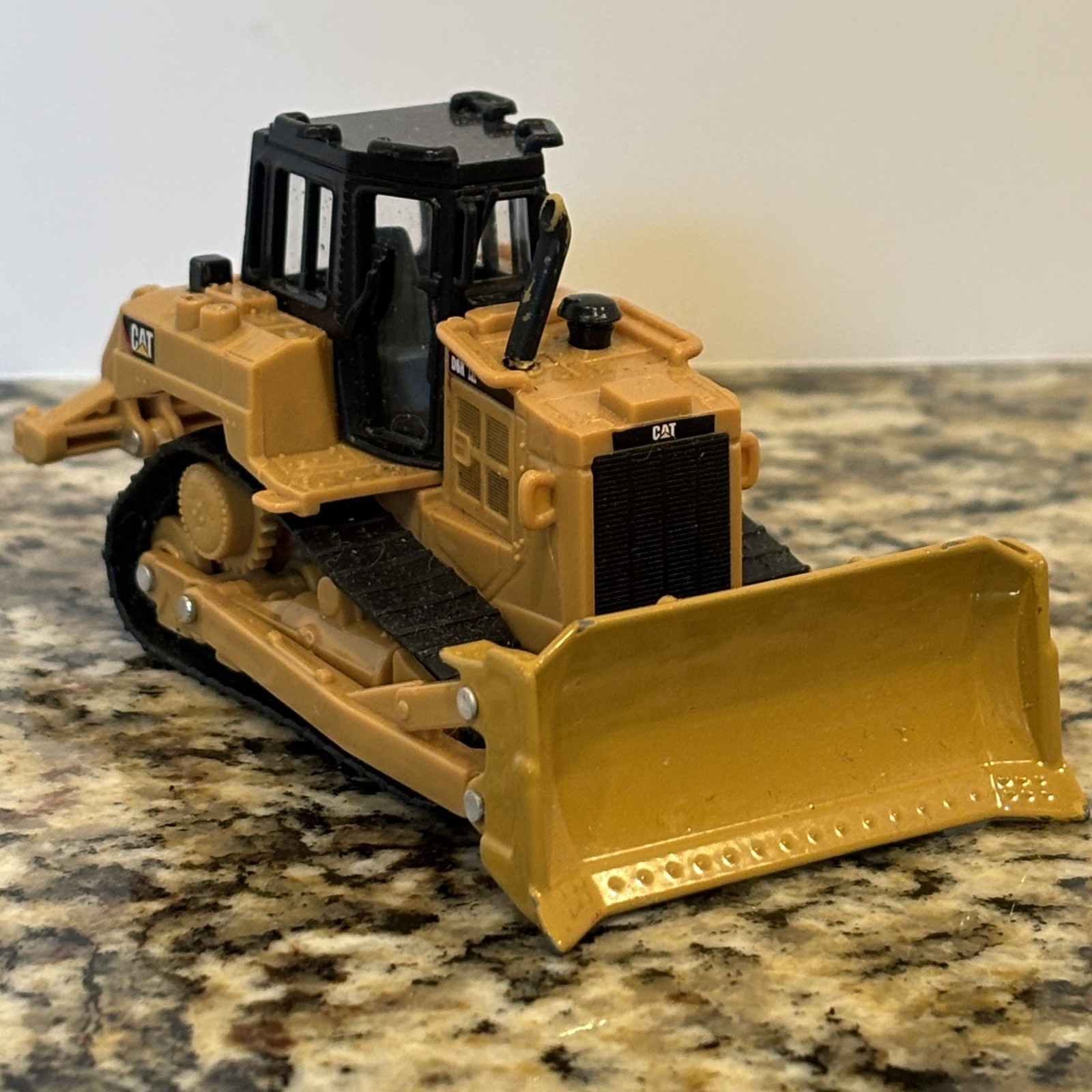 Caterpillar 1/64 D6R XL by Diecast Masters Hard Plastic Dozer 85992