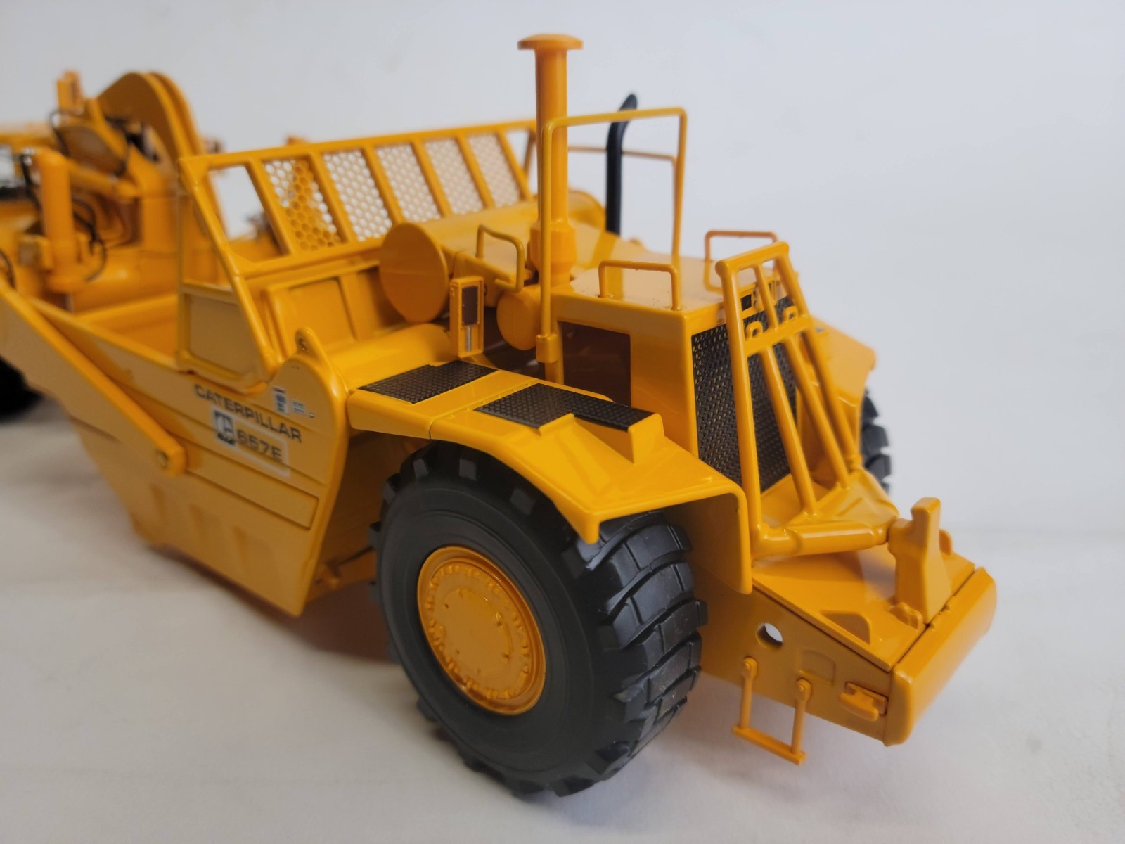 CCM Caterpillar Cat® 657E Wheel-Tractor Scraper – 1/48 NIB Released: 2022