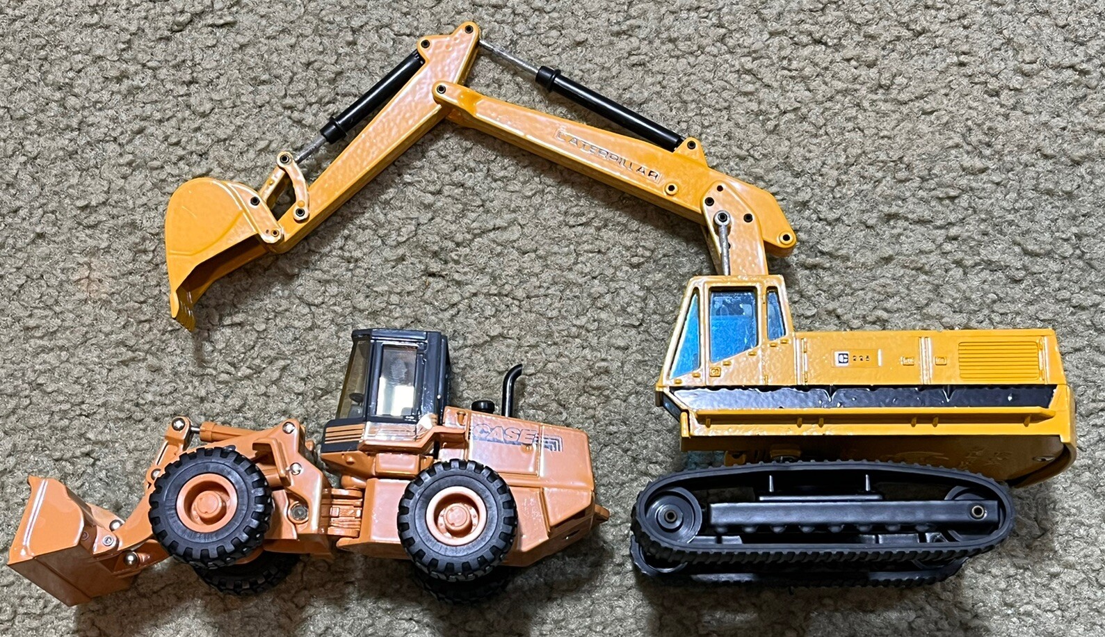 Joal Spain 1:70 CATERPILLAR HYDRAULIC EXCAVATOR 225 & Ertl Case 621B 6” Tractor