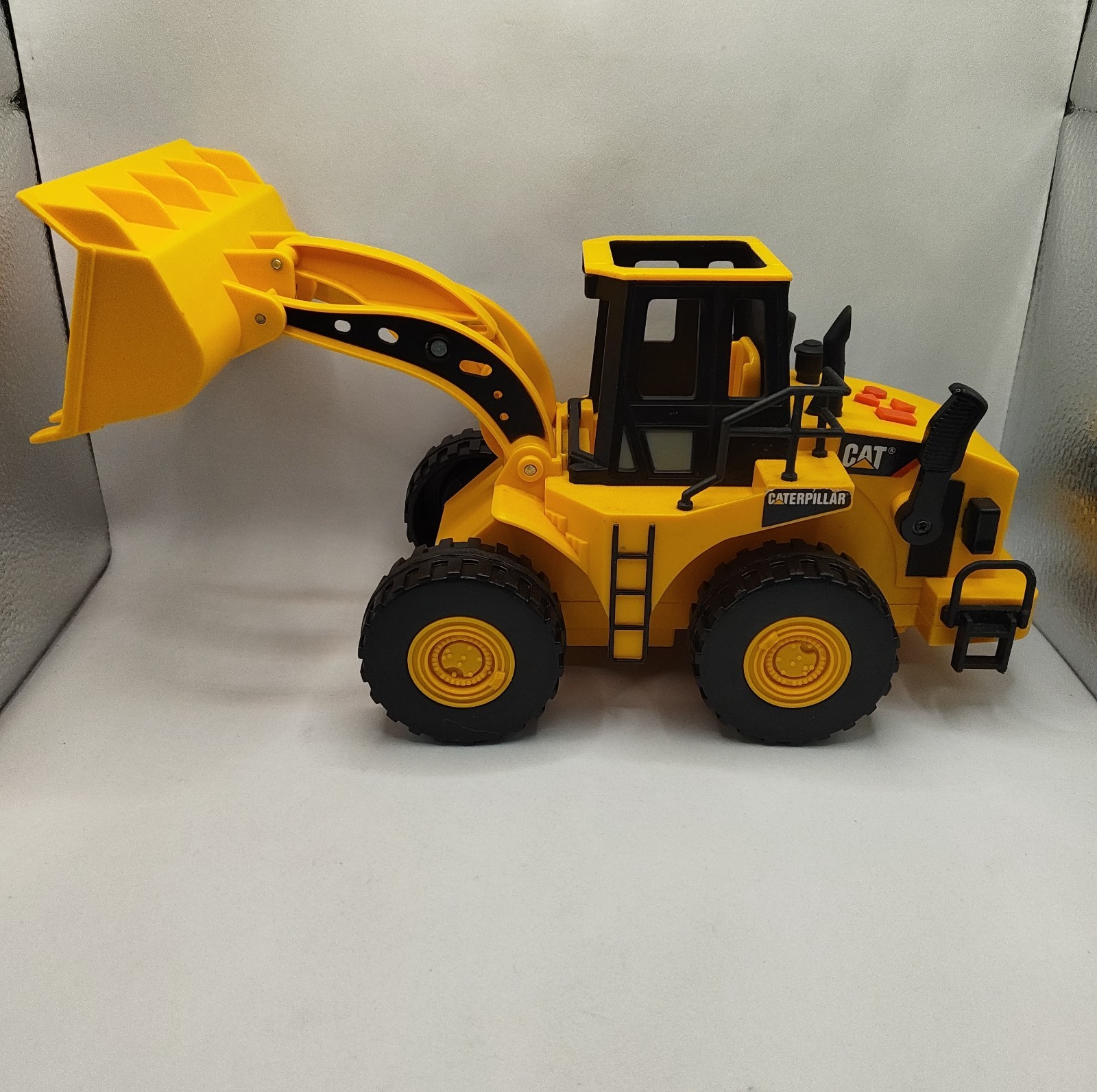 Toy State Industrial CAT Caterpillar Construction Front Loader Toy 12″ Yellow