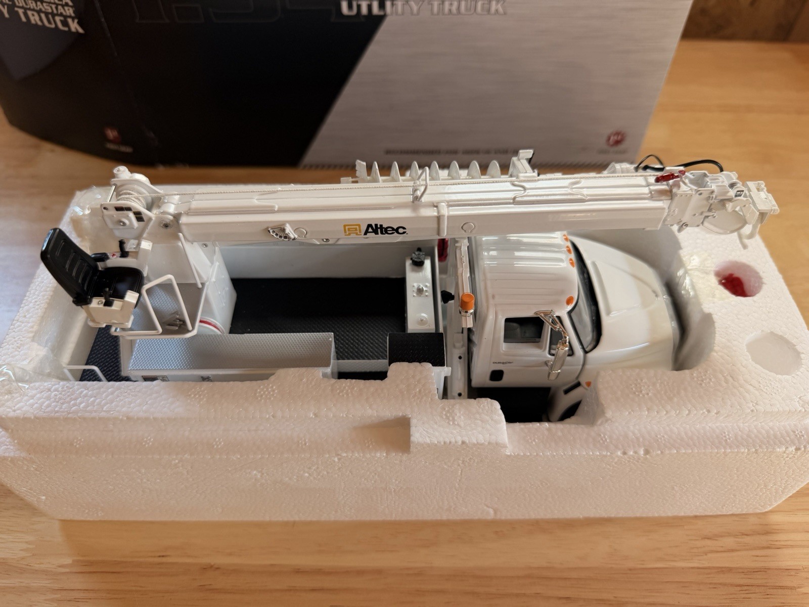 First Gear 1:34 International Durastar Utility Truck Diecast Model White Black