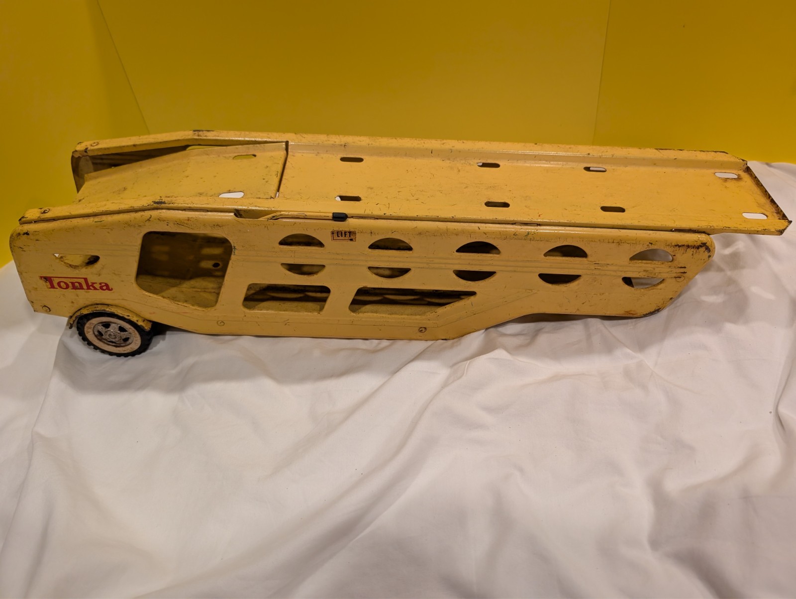 Vintage Yellow 1960s 20″ Tonka Pressed Steel Car Carrier 840