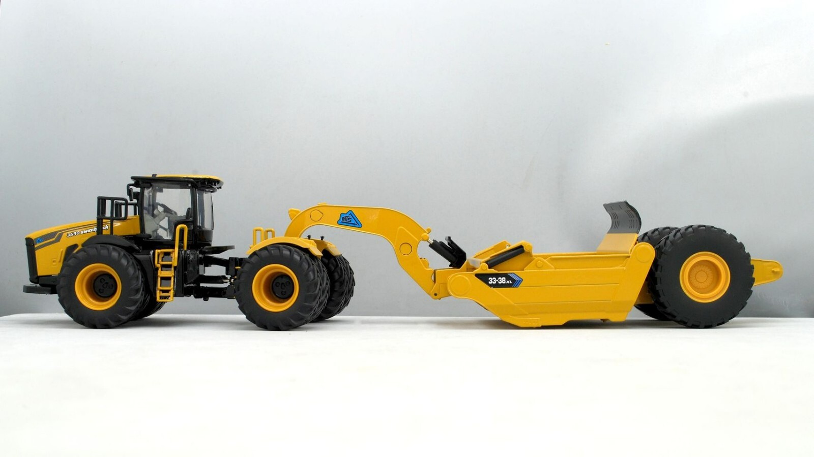 1:50 SPECCAST MOBILE TRACK SOLUTIONS 3630 Switchback Tractor & 33-38XL Scraper