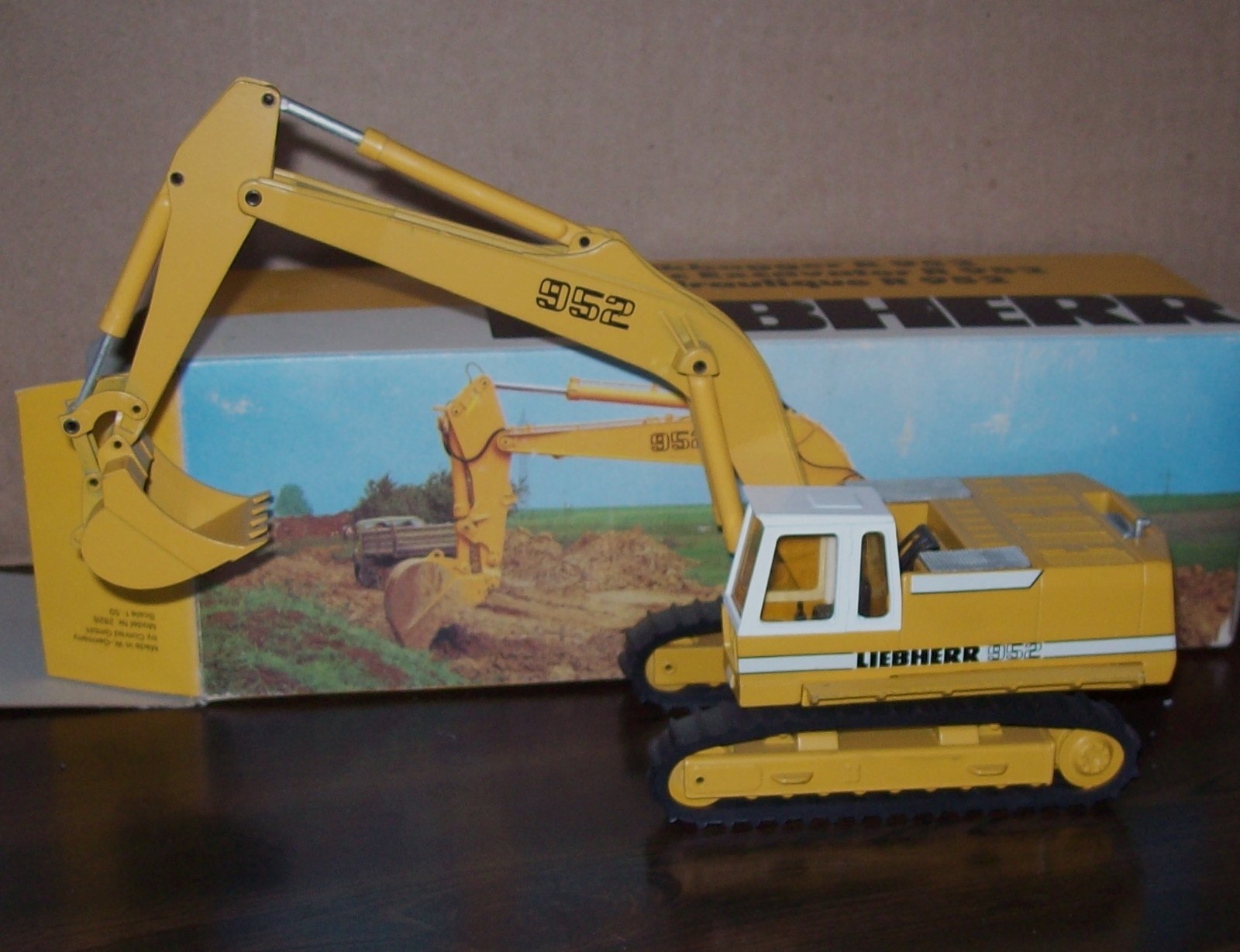 1:50 LIEBHERR R 952 HYDRAULIC EXCAVATOR by CONRAD GERMANY