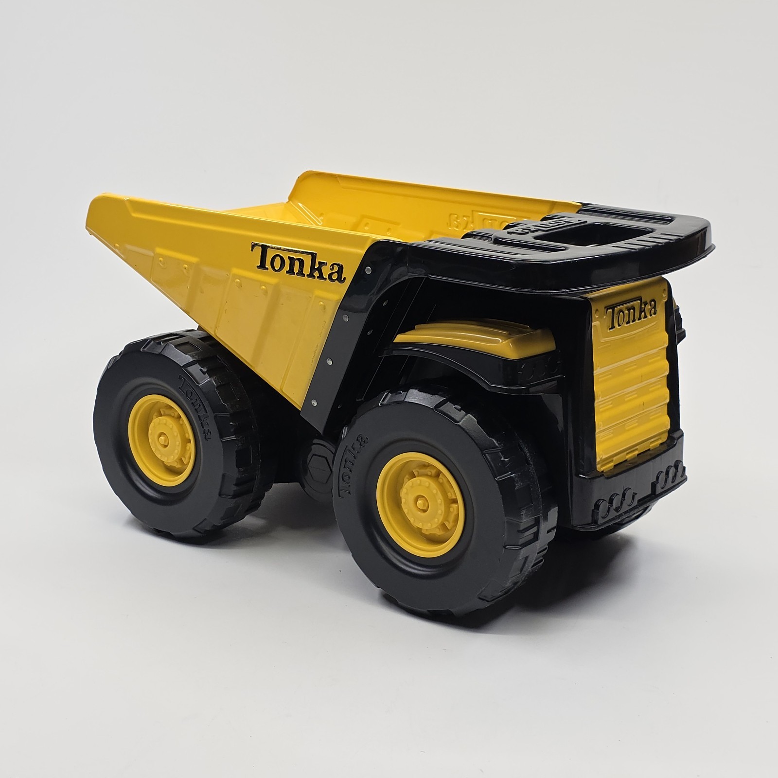 TONKA Toughest Mighty Dump Truck Large Steel Heavy Duty 90667 2012