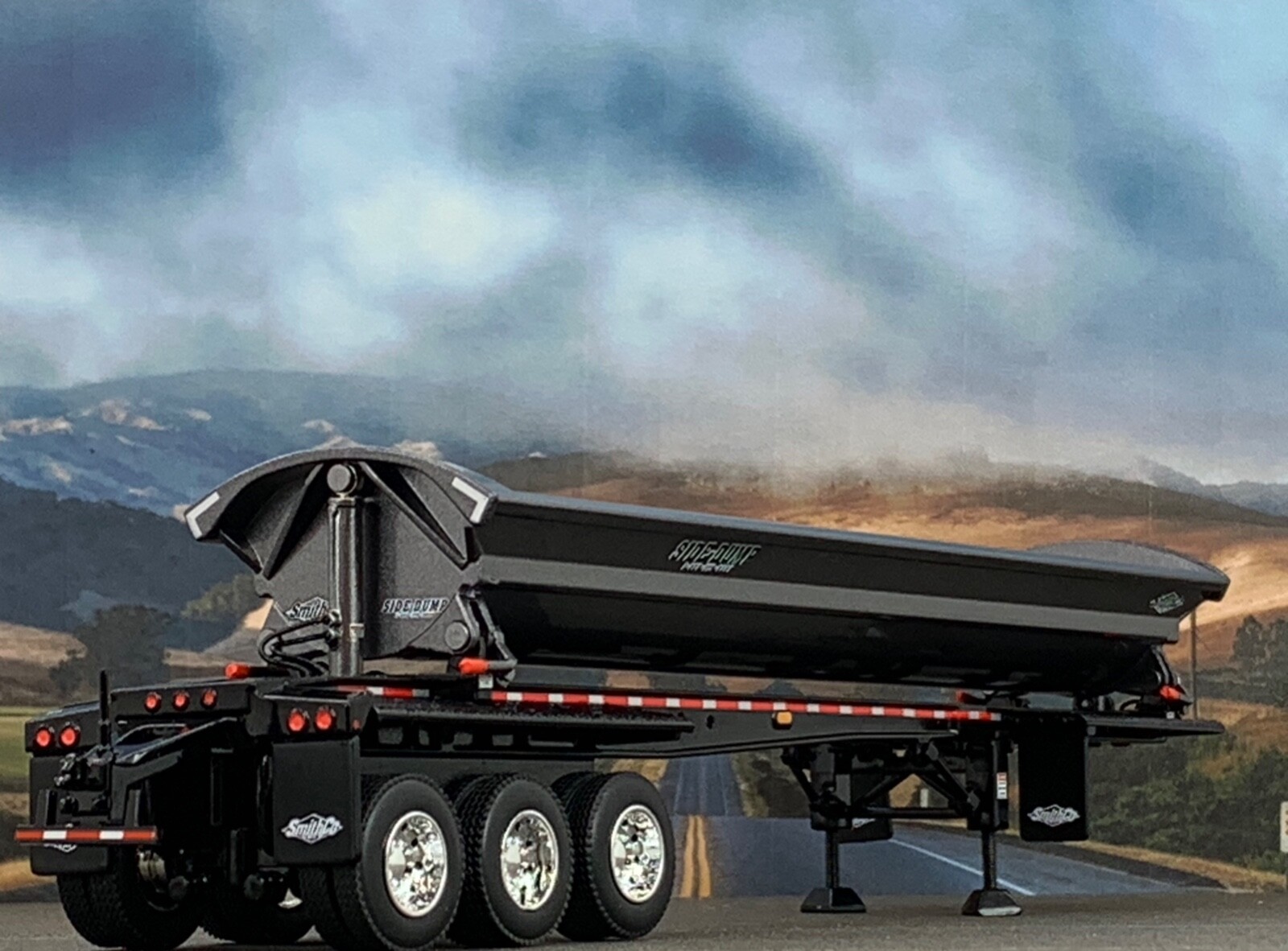 1/64 DCP GUN METAL GRAY/BLACK SMITHCO TRI-AXLE SIDE DUMP TRAILER