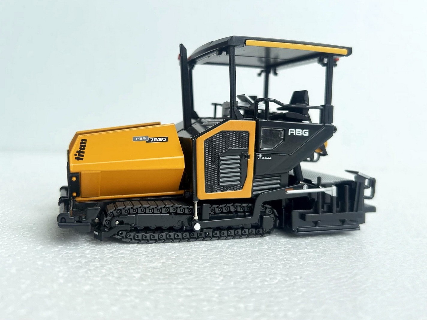 1/50 Scale AMMANN ABG 7820 TRACKED ASPHALT PAVER Diecast Model Toy Gift NIB