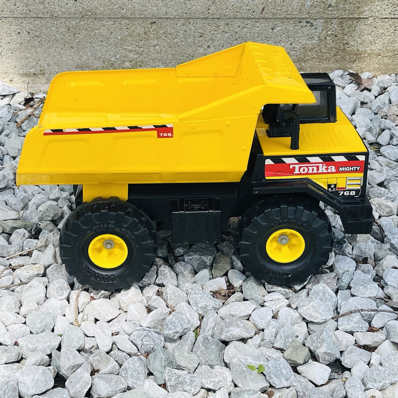 VTG Tonka 1993 Mighty Dump Truck 768 XMB 975 Tires Pressed Steel **FAST SHIP**