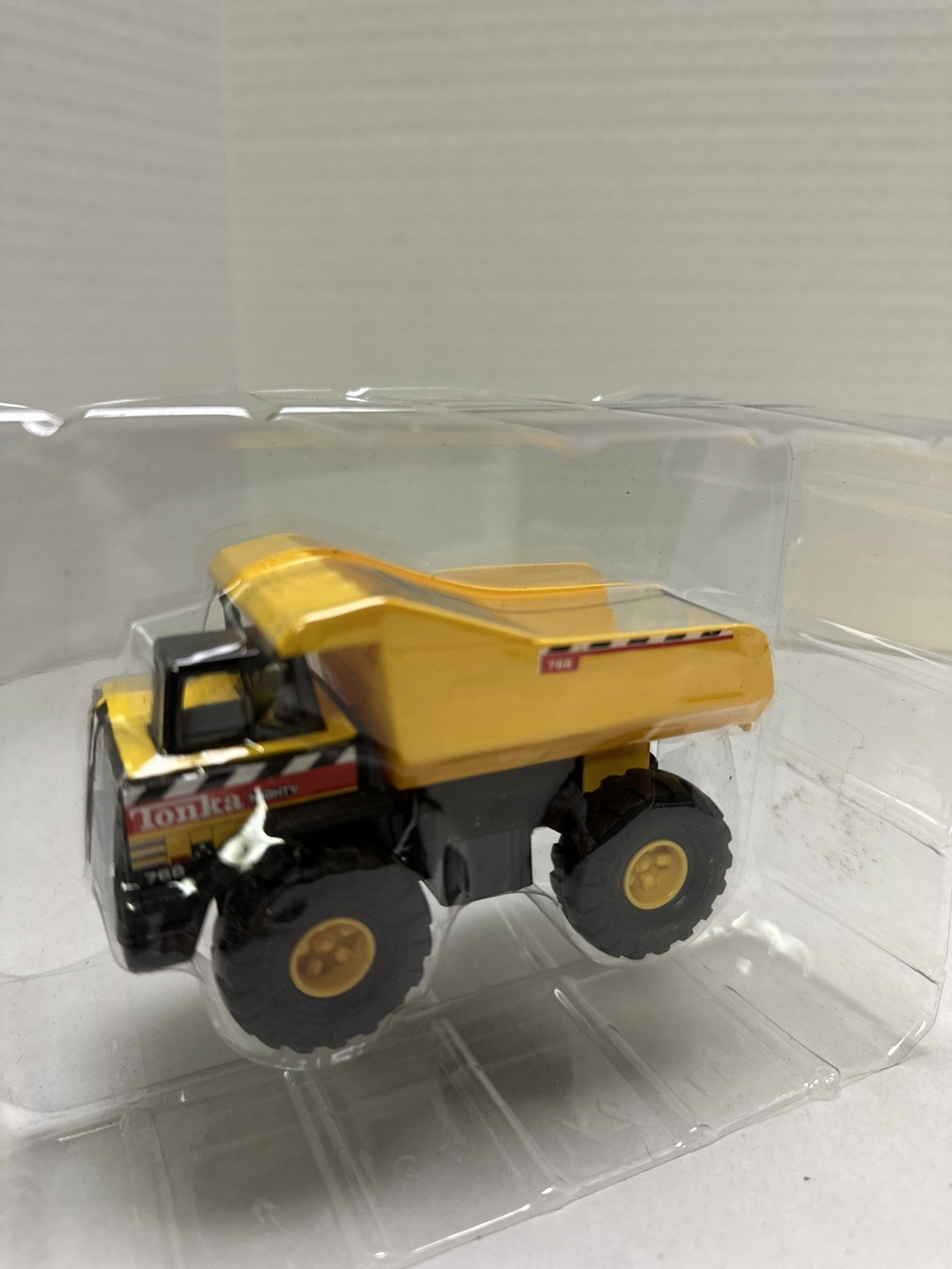 Maisto International Tonka dump truck new in original box item # 762880