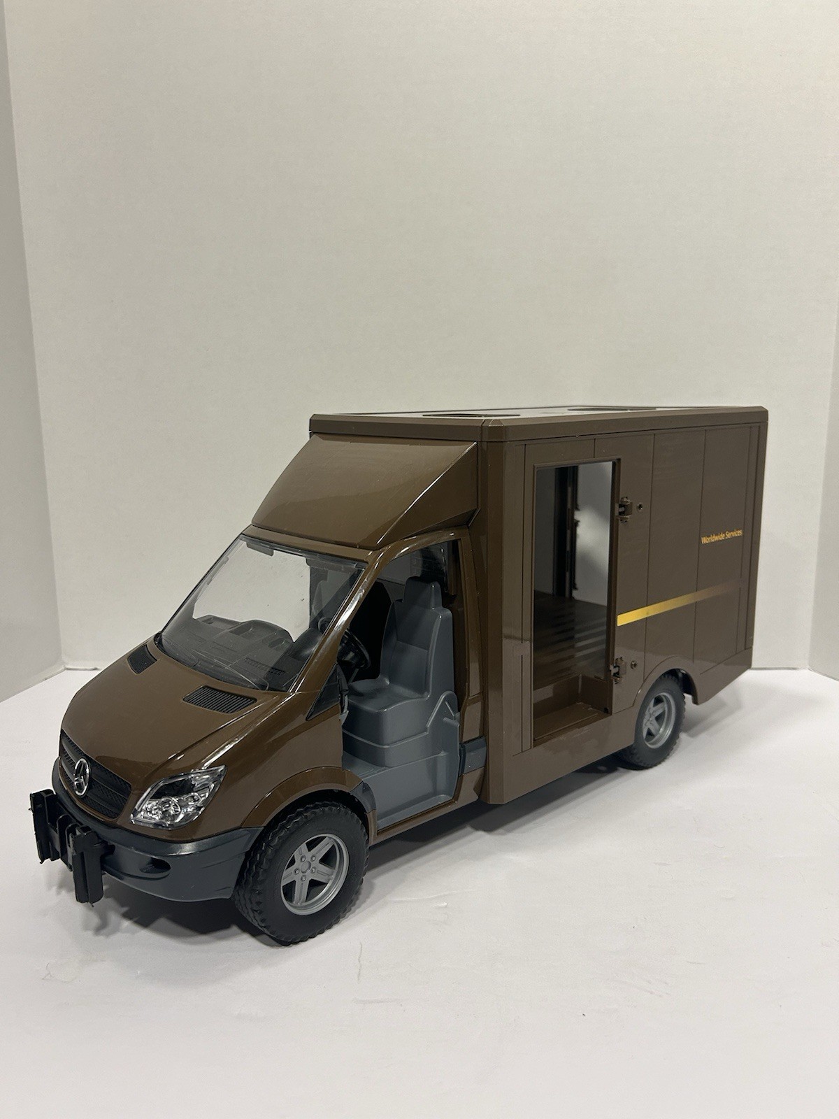 UPS Delivery Truck Mercedes Benz Sprinter 2006 Bruder 17”