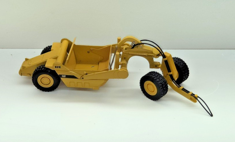 Cat 631E Scraper Belly with Pull-Type Drawbar – 1/50 Scale Construction Model