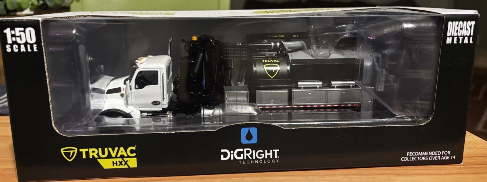 First Gear TRUVAC HXX Heavy-Duty Hydroexcavator 1:50 Diecast Metal Unopened
