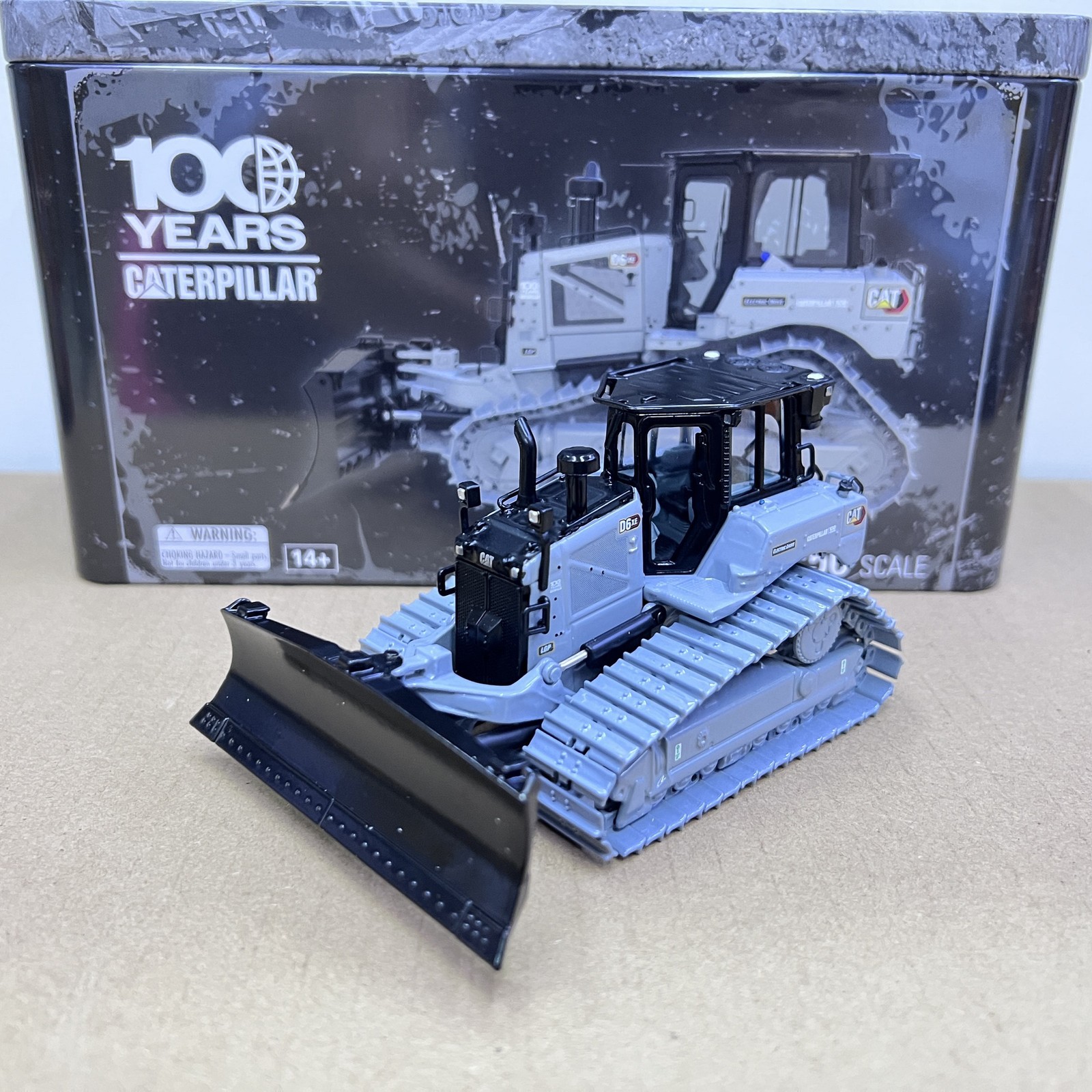 DM 1:50 CAT D6XE LGP Caterpillar Bulldozer Model 100th Anniversary 85554BGC