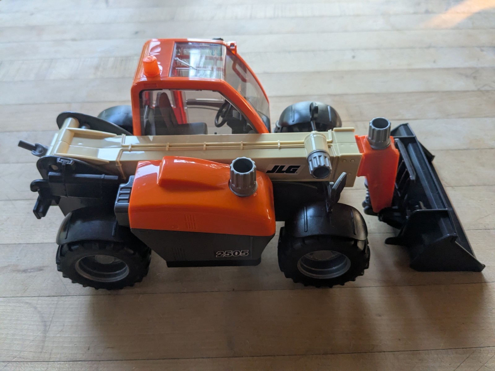 Bruder #02140 – JLG 2505 Telehandler Toy Vehicle #2140