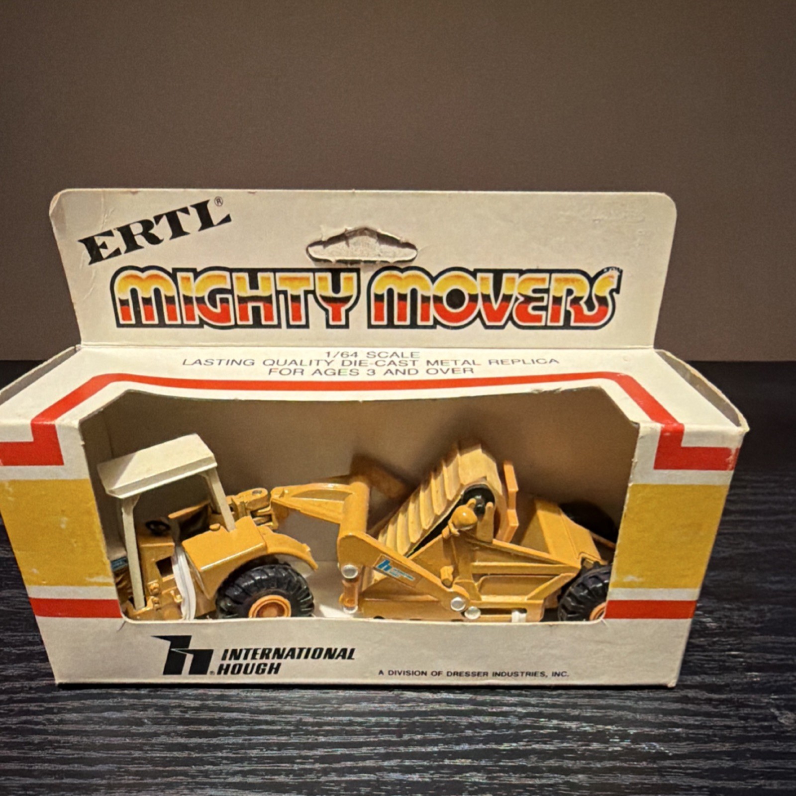 Ertl Mighty Movers International Hough 1855 Scraper 1:64 Diecast Metal Yellow