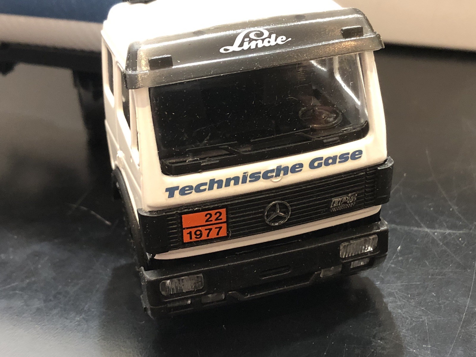 Conrad #3027 Mercedes-Benz Truck w/ Linde Gas Tanker Trailer 1:50 Diecast Boxed