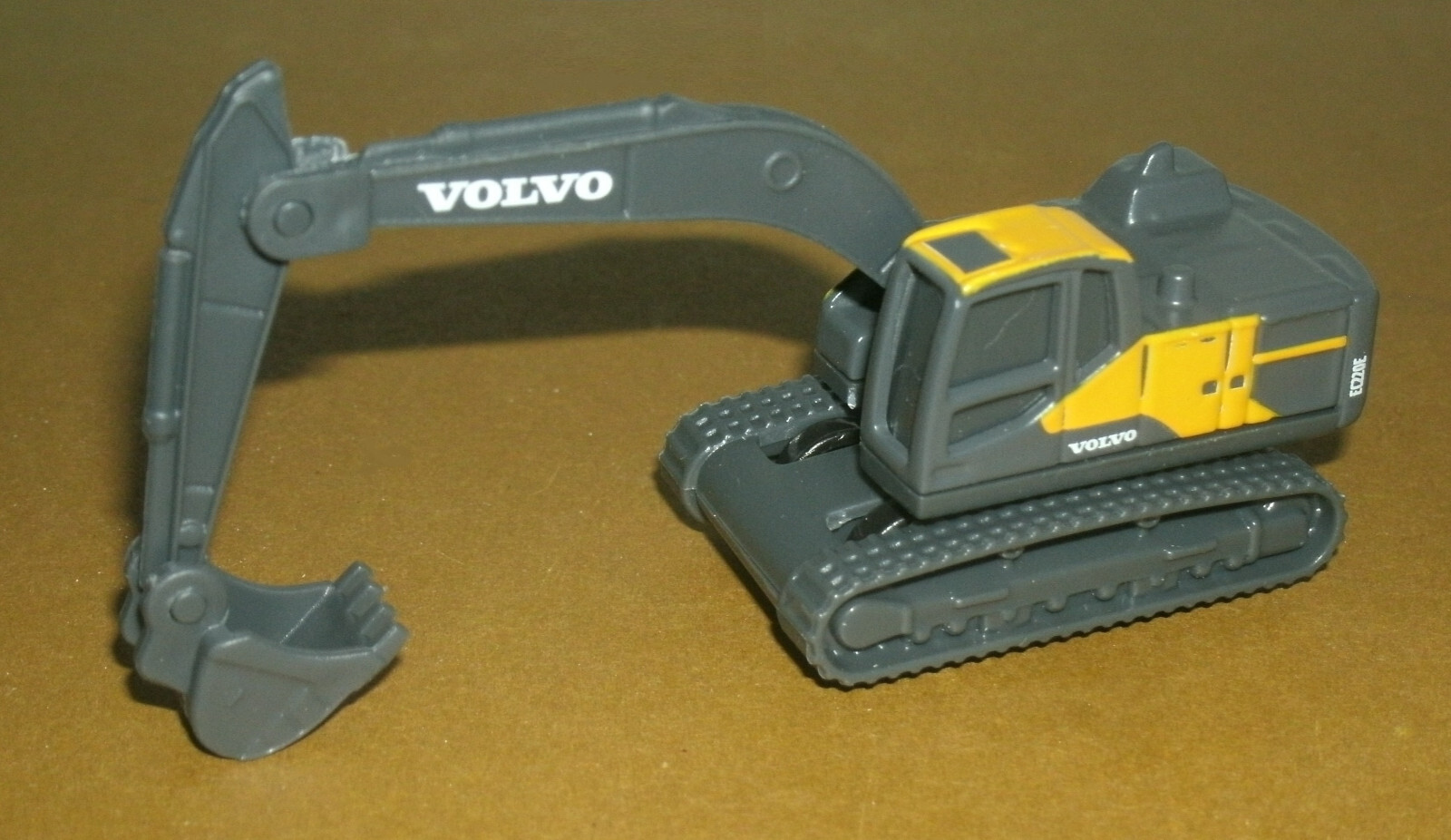 1/110 Scale Volvo EC220E Excavator Plastic Toy Model Crawler Digger (3″) Maisto