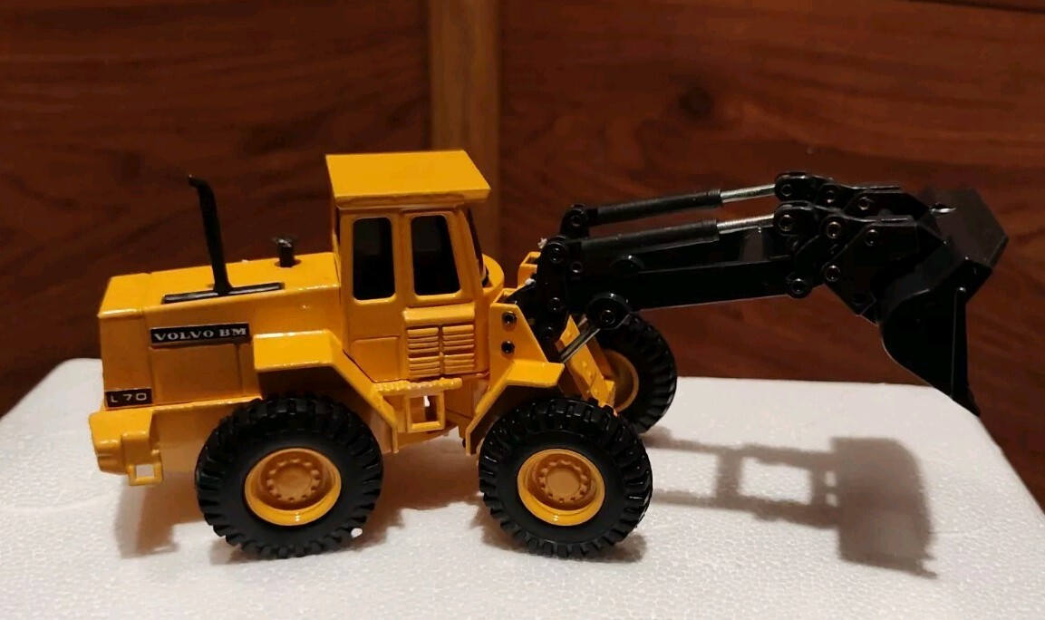 NIB JOAL COMPACT VOLVO L70 1:50 DIE-CAST METAL & PLASTIC REPLICA MADE IN SPAIN