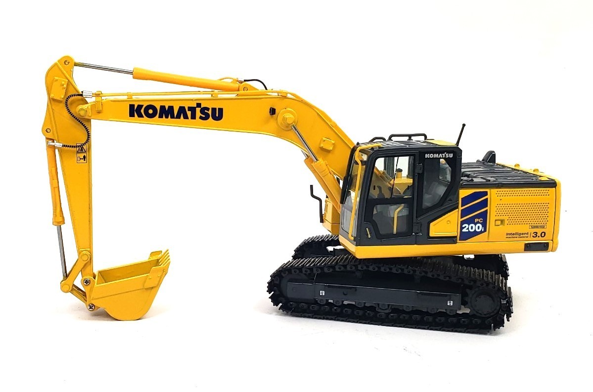 Universal Hobbies AMP61 Komatsu PC200i-12 IMC Track Excavator 1/50 Die-cast MIB