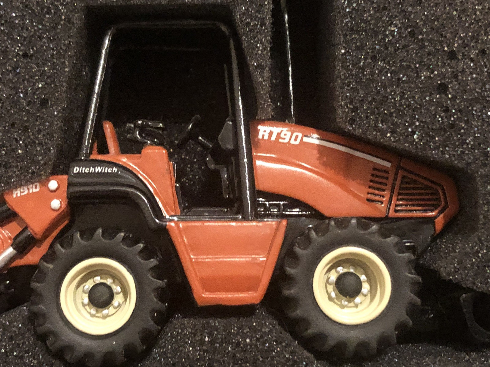 2002 ERTL Racing Champions – Ditch Witch RT90 Tractor – Scale 1:50 – NOS