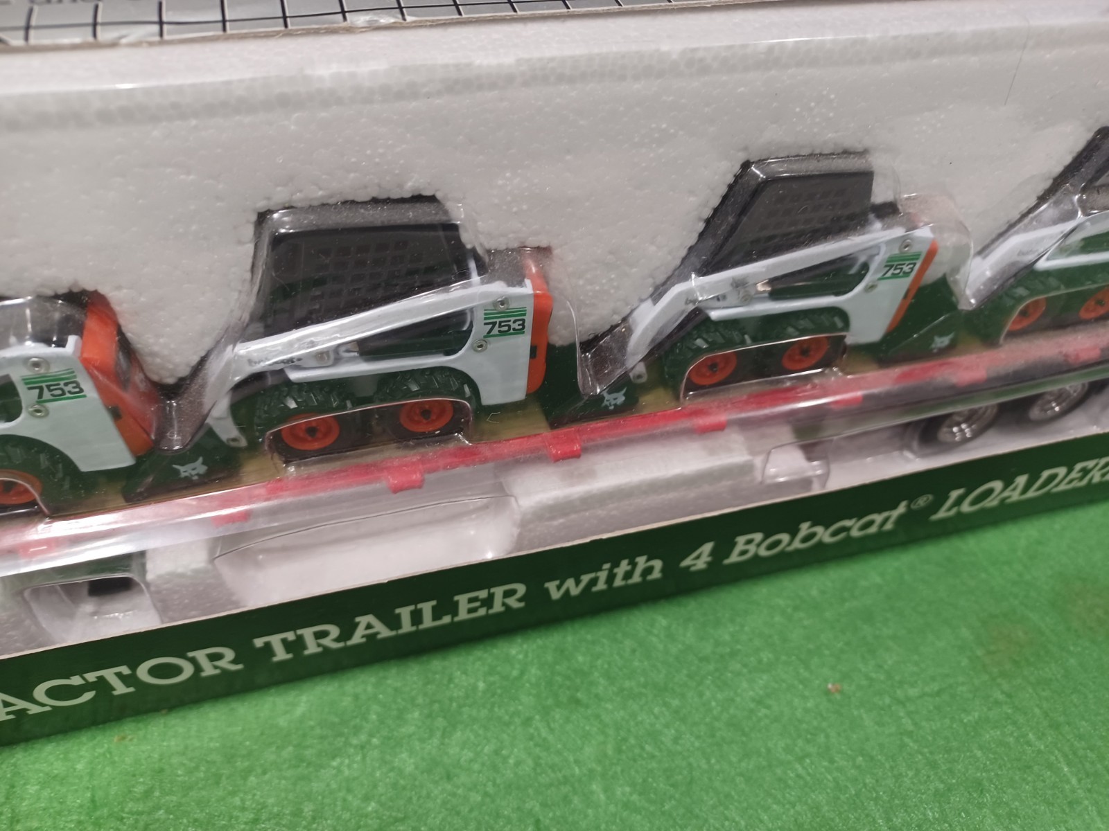 Bobcat Flatbed Melroe #6900383 tractor Trailer w 4 Bobcat Loader vehicles 1:150