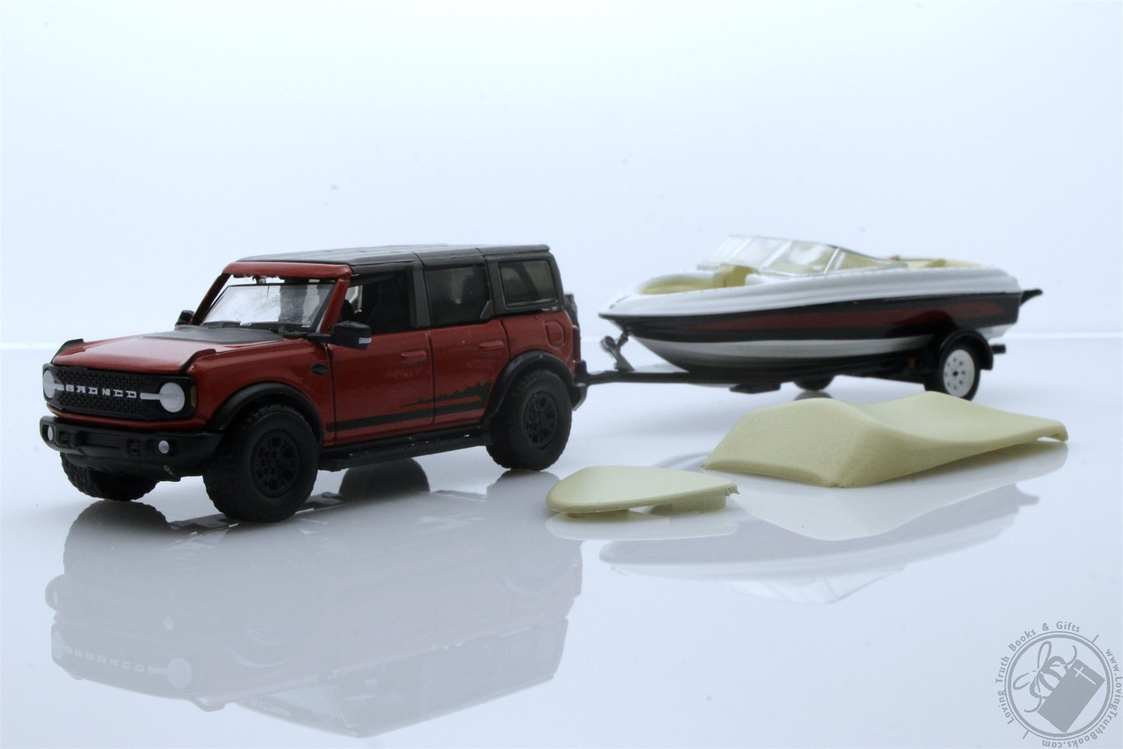2021 Ford Bronco Wildtrak w/ Boat & Trailer, 1/64 Diecast Model Red